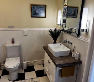 Clarens House | Kanondraai Farm Lodge Luxury Countryside Retreat 15kms From Clarens 4km dirt road - small vehicles may struggle - Outdoor wood fired hotub