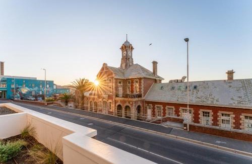 Redhill Apartment | Dawn Over The Bay- Muizenberg Stay