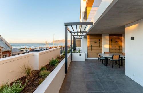 Redhill Apartment | Dawn Over The Bay- Muizenberg Stay