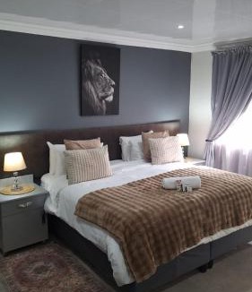 Bloemfontein Cabin | Lion Lodge