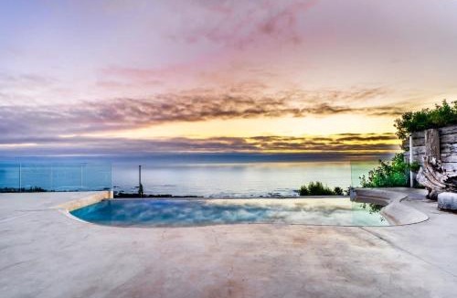 Camps Bay House | Two Views - 8 Bedroom Villa in Camps Bay & Hot Tub
