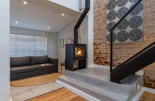 Sea Point House | Mnt Nelson Sea Point - Views Townhouse Fireplace