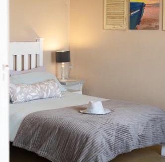 Struisbaai House | Haus Windhoek - Charming Coastal Escape