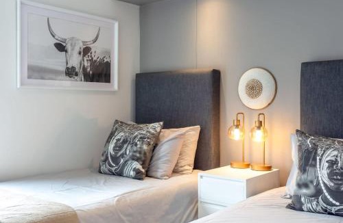 Observatory Apartment | Bergsig Spacious Deluxe Corner Unit Mountain View