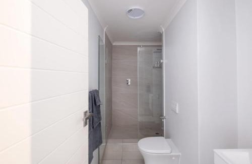 Observatory Apartment | Winchester Central Rooftop Pool Patio & Gym