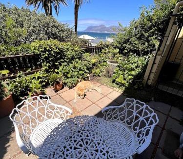 Kalk Bay Apartment | Quarterdeck Cottage Kalk Bay No Load Shedding!