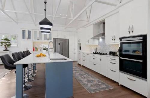 Vermont Apartment | Heaven's Gate Vermont Family Villa Pool & Sea View