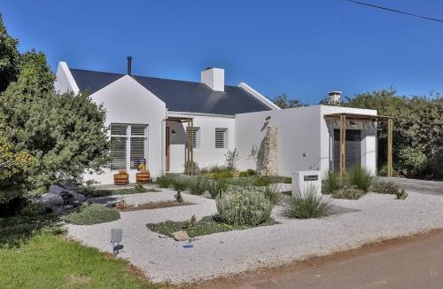 Kleinmond Apartment | Efcharisto Cottage Sea, Style & Serenity