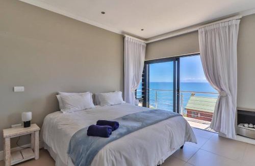 De Kelders Apartment | 72 On Vyfer Villa, De Kelders Whale Watching, Pool