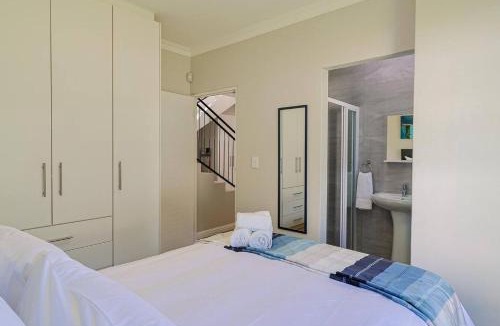 Kleinmond Apartment | Sitari On Sea 3-Bed Villa, Pool & Sea Views, Kleinmond