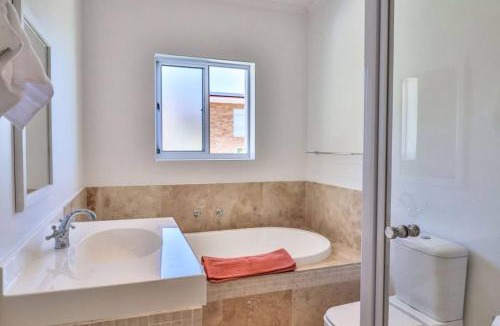 Voelklip Apartment | Zo'luha Spacious Family Home Mountain View