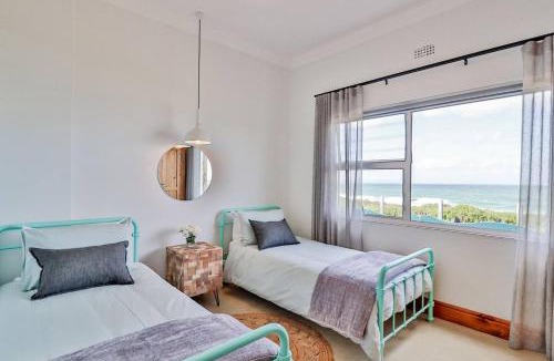 Kleinmond Apartment | 78 Beach Road Oceanfront Small Pool Sea View