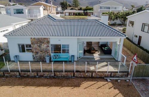 Kleinmond Apartment | 78 Beach Road Oceanfront Small Pool Sea View