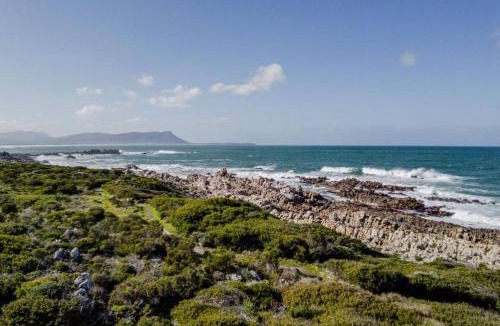 Kleinmond Apartment | 78 Beach Road Oceanfront Small Pool Sea View