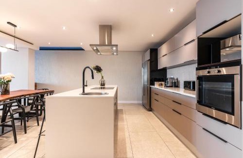 Green Point Apartment | Beautiful Sea Views, Pool & BBQ - Iconic View Green Point
