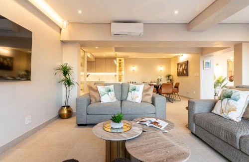 Clifton Apartment | Modern Beach House, Ocean Views, Short walk to Clifton Beach - Lisburn On Clifton Beach House