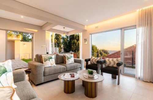 Clifton Apartment | Modern Beach House, Ocean Views, Short walk to Clifton Beach - Lisburn On Clifton Beach House