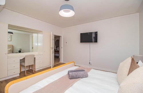 Three Anchor Bay Apartment | Ventnor House - Stylish 3-Bedroom Retreat in Green Point