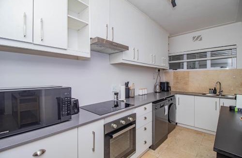 Three Anchor Bay Apartment | Ventnor House - Stylish 3-Bedroom Retreat in Green Point