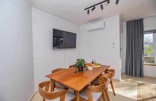 Three Anchor Bay Apartment | Ventnor House - Stylish 3-Bedroom Retreat in Green Point
