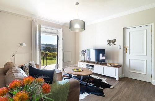 Stellenbosch Cabin | Winelands Golf Lodges 4