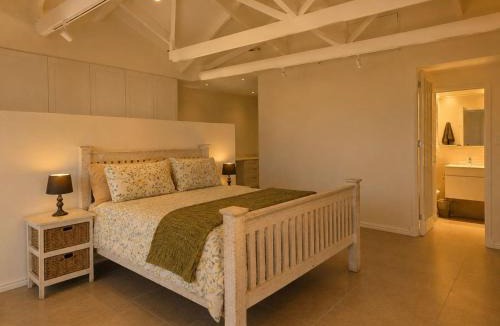 Mountainside House | 'The Bolussi Beachhouse', sleeps 12 in 6 en-suite bedrooms with Indoor Pool