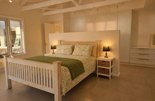 Mountainside House | 'The Bolussi Beachhouse', sleeps 12 in 6 en-suite bedrooms with Indoor Pool