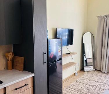Benoni Apartment | Airport Urban Studio