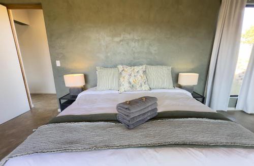 Dullstroom Villa | Waterfall Villa Stone Hot Tub Trout Estate