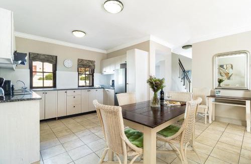 Stellenbosch Cabin | Winelands Golf Lodges 15