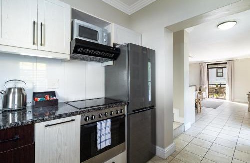 Stellenbosch Cabin | Winelands Golf Lodges 10