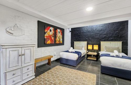 Three Anchor Bay Apartment | Middelhof Three Anchor Bay 4BR with Parking
