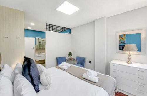 Three Anchor Bay Apartment | Middelhof Three Anchor Bay 4BR with Parking