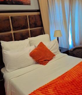 Rustenburg House | Luxurious Family Canyon!