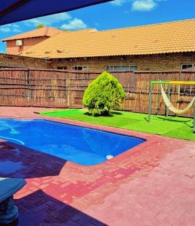 Rustenburg House | Luxurious Family Canyon!
