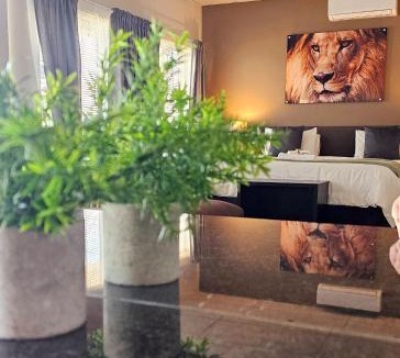 Bloemfontein Cabin | Lion Lodge