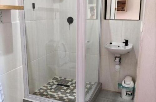 Uitenhage House | HEBA GUEST LODGE