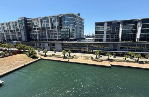 Victoria and Alfred Waterfront Apartment | Canal Quays 506 Suite - Near V&A & CTICC