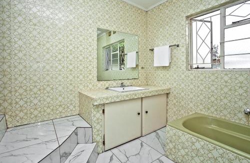 Greater Johannesburg Metropolitan Area Apartment | Macum Cozy Suites Florida Park