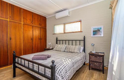 Pearly Beach House | Cosy Pearly Spacious Getaway with Jacuzzi, Braai