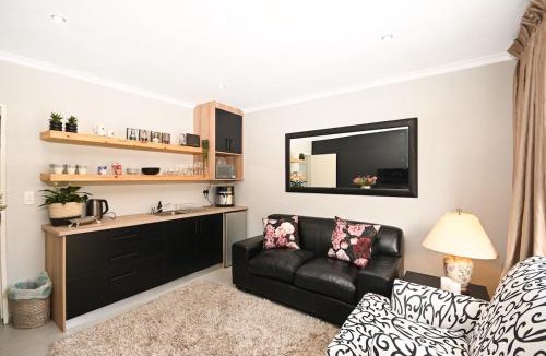 Kraaifontein Apartment | Velvet & Bloom Cottage in Durbanville