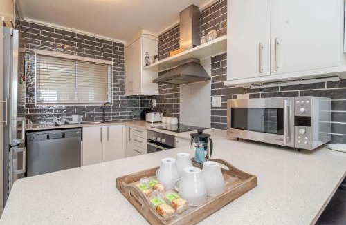 Lagoon Beach Apartment | Lagoon Beach Apartment with Pool and Ocean Views
