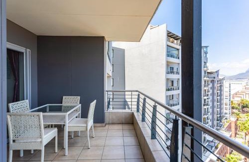 Century City Apartment | Knightsbridge Luxury Suite in Century City by CTHA