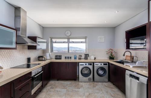Century City Apartment | Knightsbridge Luxury Suite in Century City by CTHA