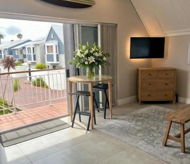 Waterfront Apartment | Luxurious Loft on Spinnaker!