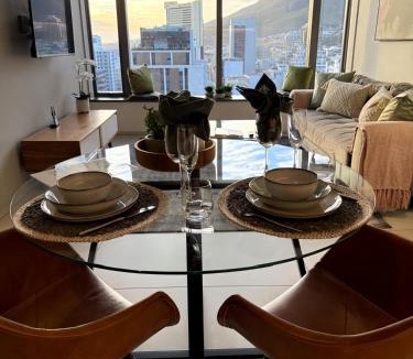 Bo'Kaap Apartment | Large Studio with Table Mountain View - De Waterkant - Secure Parking