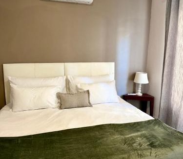Big Bay Apartment | Luxurious 2Bed ,Iconic Views Mountain& Beach