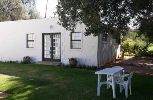 De Rust House | Vredelus Farm Stay Family Cottage