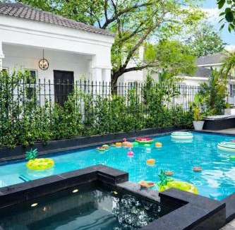Greater Johannesburg Metropolitan Area Villa | Vale Boutique 11 bdr Villa with Outdoor Cinema, 2 Jacuzzis & banquet Hall