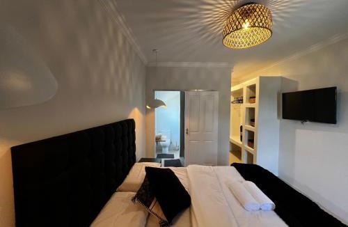 Greater Johannesburg Metropolitan Area Villa | Vale Boutique 11 bdr Villa with Outdoor Cinema, 2 Jacuzzis & banquet Hall
